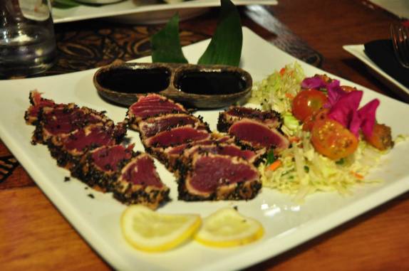 Nosso apetitoso jantar em Hanga Roa, em Rapa Nui (ou Ilha de Páscoa), ilha chilena no meio do Oceano Pacífico